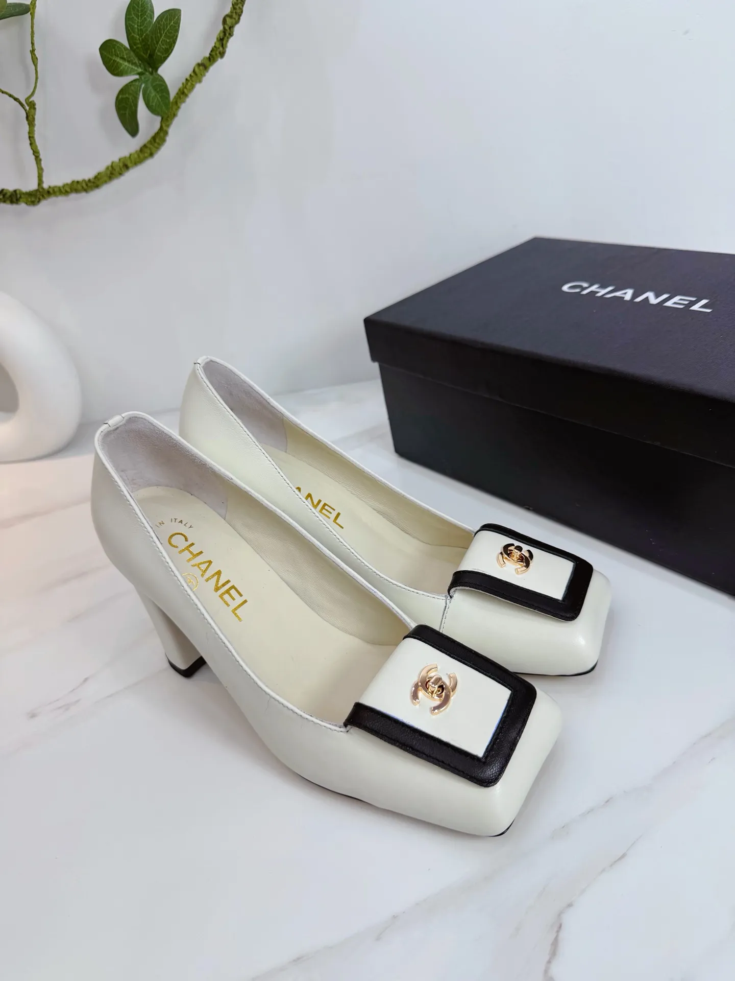 👟👟Ex-factory price 560👟👟 CHANEL 2026 Autumn Martin Boots Single Shoes Sandals Slippers Latest ❤ European Purchasing Agency & Fragrant Grandma’s New Fashion Latest Page 🔛 Small fragrant Martin boots that exude lasting charm ~ The original development supports any comparison in the market 🆚 The so-called smooth and natural lines can restore the original appearance. Many stars have recommended it One of the must-have items in spring. Super comfortable on the feet, really fragrant series... 💝💝💝 1⃣️Fabric: Imported Yangjing 2⃣️Inner: Imported sheepskin 3⃣️Outsole: Imported Italian original original color genuine leather outsole Heel height 8.0 4⃣️Code number: 35 to 39 (customized at 40.41)
